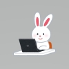 パソコンを使うウサギのキャラクター
